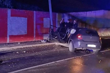 PRVE FOTOGRAFIJE SA MESTA JEZIVOG UDESA U MIRIJEVU! Auto smrskan do neprepoznatljivosti - mladić sa teškim povredama prevezen u Urgentni! (FOTO)