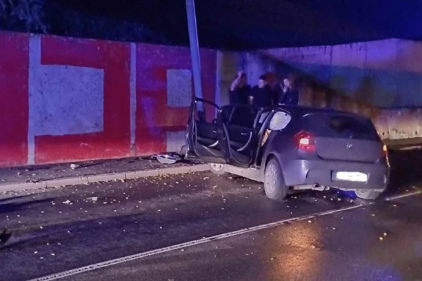 PRVE FOTOGRAFIJE SA MESTA JEZIVOG UDESA U MIRIJEVU! Auto smrskan do neprepoznatljivosti - mladić sa teškim povredama prevezen u Urgentni! (FOTO)