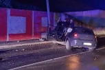 PRVE FOTOGRAFIJE SA MESTA JEZIVOG UDESA U MIRIJEVU! Auto smrskan do neprepoznatljivosti - mladić sa teškim povredama prevezen u Urgentni! (FOTO)