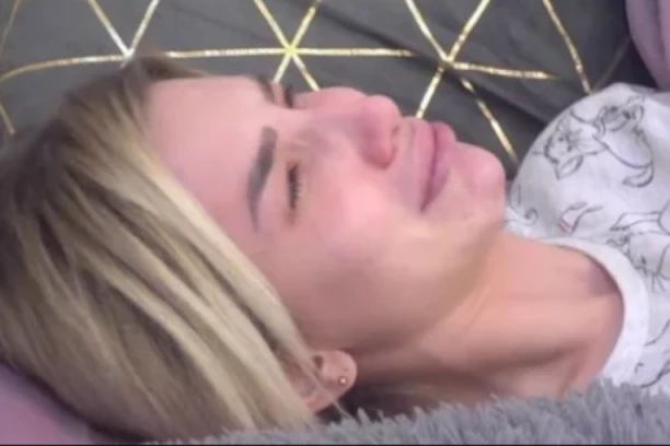 TRUDNA ALEKS OSTALA BEZ KOSE: Pramenovi na sve strane, prizor izaziva JEZU! (FOTO)