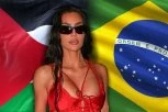 NAJVEĆI BLAM RIJALITI ZVEZDE? Pred maloletnom ćerkom pomešala zastave Palestine i Brazila, a OVAKO je brane fanovi! (VIDEO)