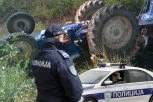 POGINUO TRAKTORISTA KOD VALJEVA: Prevrnuo se traktor, nesrećnom čoveku nije bilo spasa!