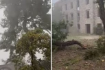 U KOMŠILUKU ORKANSKI VETAR LOMIO SVE PRED SOBOM! Zastrašujući snimci udara od 150 km/h kruže mrežama (VIDEO)
