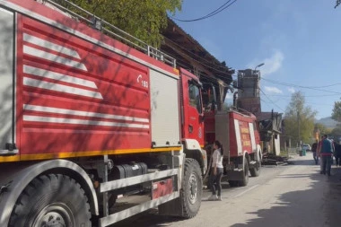 GORI FABRIKA ZA PROIZVODNJU PELETA: Povređen i jedan vatrogasac, a borba sa vatrenom stihijom i dalje u toku - drama u selu Trnava (FOTO)