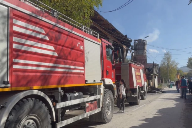 GORI FABRIKA ZA PROIZVODNJU PELETA: Povređen i jedan vatrogasac, a borba sa vatrenom stihijom i dalje u toku - drama u selu Trnava (FOTO)