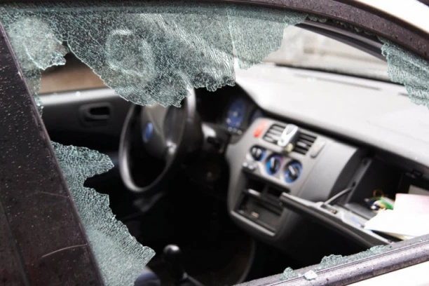 VOZAČI, STROGO POVEDITE RAČUNA! Razbojici obijaju automobile i kradu - ovo je najgore od svega (FOTO)