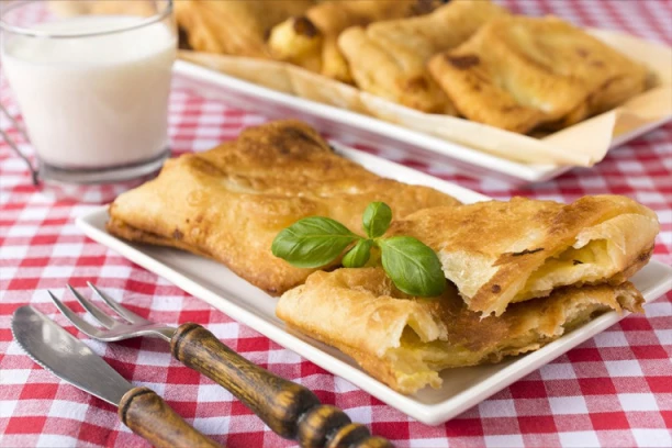 NAJLAKŠI RECEPT ZA LISTIĆE, PRAVO IZ BANATSKE RAVNICE: Prave se brzo i lako i neverovatno su HRSKAVI!