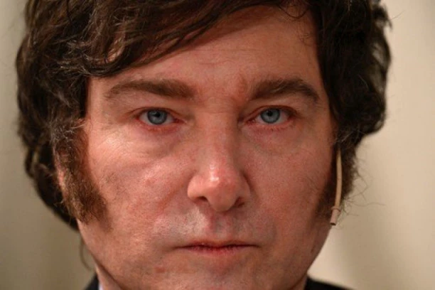 "MOJA KUĆA JE KAO KOSOVO"! Kandidat za predsednika Argentine šokirao izjavom, ali još više bizarnim hobijem! IMA KLONIRANE PSE, KOJE SMATRA UNUCIMA! (FOTO)