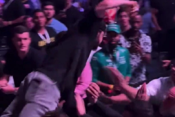 OPŠTA FRKA: Nije se znalo ko koga udara - navijač napao borca, a ovaj ga vratio na fabrička podešavanja! (VIDEO)