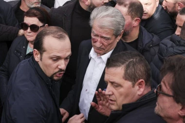 NA FUDBALSKOM TERENU NAPRAVILI SOLITER?! Bivši albanski premijer OPTUŽEN ZA KORUPCIJU, policija uhapsila i njegovog zeta
