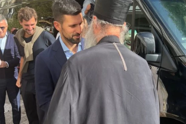 NOVAK ĐOKOVIĆ U CRNOJ GORI KRSTIO DECU: Bogosluženje u manastiru Ostrog je obavio Patrijarh Porfirije! (FOTO)