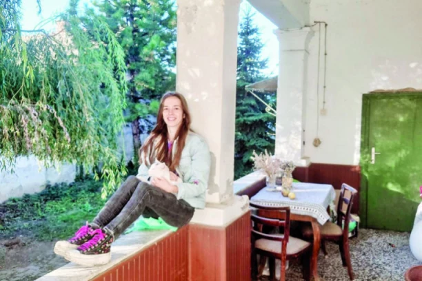 VIDA NASLIKALA SVOJ NAJLEPŠI DAN U ŽIVOTU! Među 2.320 dobitnika kuća u selima širom Srbije je i mlada slikarka (FOTO)