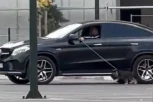 TO NIJE ČOVEK, TO JE MONSTRUM! Užasna scena iznervirala Beograđane: Muškarac u mercedesu ŠETA psa na povocu! (VIDEO)