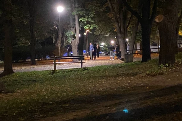 MUŠKARAC ZAPRETIO SAMOUBISTVOM NA AUTOKOMANDI! Odbija pregovore, OGLASILO se ovo udruženje (VIDEO)