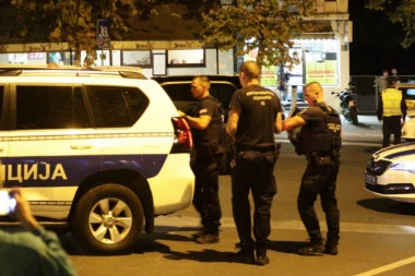 PREDAO SE MUŠKARAC KOJI JE PRETIO SAMOUBISTVOM NA AUTOKOMANDI! Lekar sa VMA nakon sat vremena položio oružje! (FOTO,VIDEO)