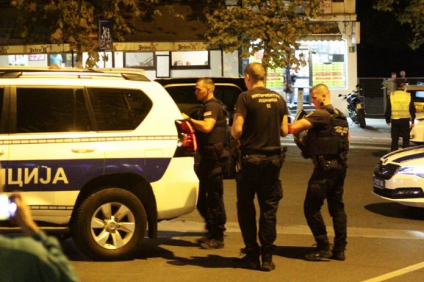 PREDAO SE MUŠKARAC KOJI JE PRETIO SAMOUBISTVOM NA AUTOKOMANDI! Lekar sa VMA nakon sat vremena položio oružje! (FOTO,VIDEO)