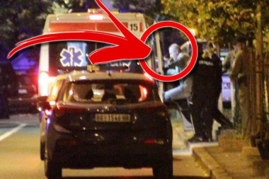 DRAMA NA AUTOKOMANDI U SLIKAMA: Ovako je doktor sproveden do kola Hitne pomoći - policajci mu spasili život (FOTO/VIDEO)