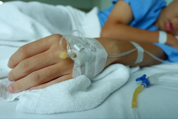 UMRO DEČAK (9) U CRNOJ GORI! U bolnici odlučuli da NE HOSPITALIZUJU DETE - mališan imao BOGINJE i visoku temperaturu, pa ga poslali kući!