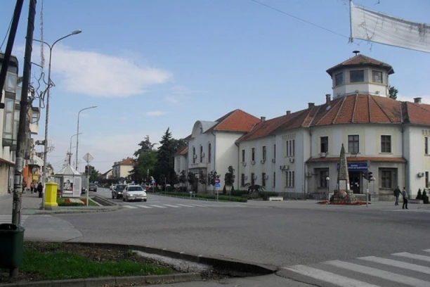 DEČAK IZ BOGATIĆA KOJI JE OPLJAČKAO PRODAVCICU ISTOG DANA POČINIO JOŠ DVE KRAĐE: Uhvaćen kako krade parfeme!