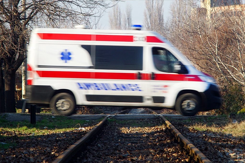 VOZ NALETEO NA AUTOMOBIL: Povređen muškarac u Loznici! (FOTO)