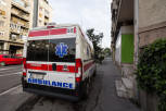 KARAMBOL U SKOJEVSKOM NASELJU: Automobil se prevrnuo na krov, devojka (28) prebačena u Urgentni centar (FOTO)