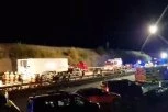 VOZILA UNIŠTENA DO NEPREPOZNATILJIVOSTI: Stravična nesreća u Nemačkoj, kamion uleteo u kolonu, više teško povređenih (VIDEO)