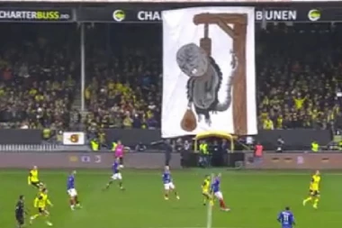 DA LI MOŽE MORBIDNIJE? Navijači "obesili" trenera zbog prelaska u redove rivalskog kluba! (VIDEO)