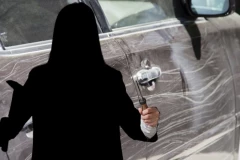 VANDALI IZGREBALI NAJMANJE 200 AUTOMOBILA! Užas u gradu, na meti im bili i "LJUBIMCI" OVIH POLITIČARA