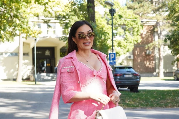 CECA DOBILA BUKET NA BINI: Hrabri mladić iz publike dobio POLJUBAC I ZAGRLJAJ, svi prisutni se ISTOPILI od prizora! (VIDEO)