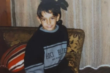 DA LI ZNATE KO JE PEVAČ SA FOTOGRAFIJE? Ima veliku NESREĆU u životu koja mu je zagorčala život, završio je na OPERACIONOM STOLU, a danas živi BURAN ŽIVOT!