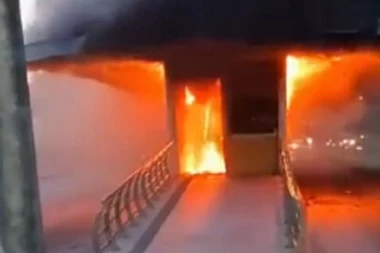 BUKNUO NOVI RAT! Zapaljeno 35 gradskih autobusa i jedan voz, građani se zaključali u kuće, NE IZLAZE NAPOLJE!