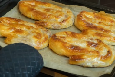 PRAVA SELJAČKA PITA SA MESOM: Kažu ako nije MASNA kao da je niste jeli, a uz ovaj preliv je FANTAZIJA UKUSA (FOTO)