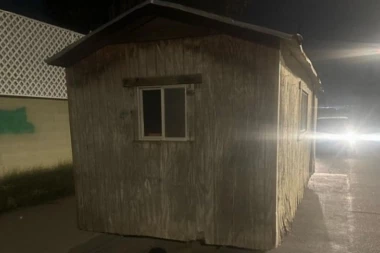 JEZIVA MISTERIJA U GRADIĆU: Koliba se stvorila SAMA na ulici! Niko ne zna kako je tu dospela, a tek šta se nalazi U NJOJ!