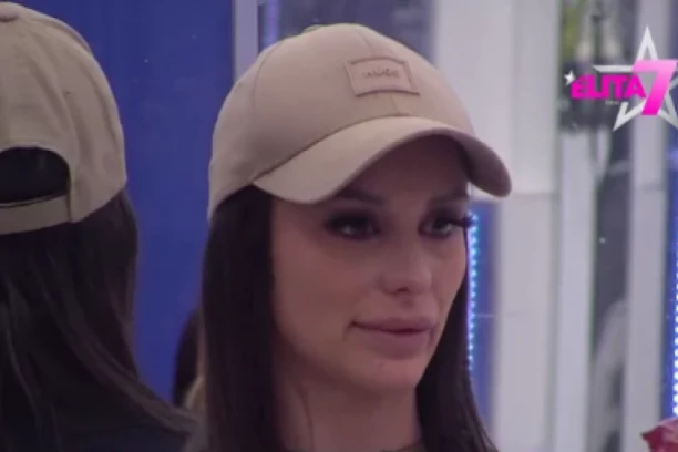 OVO ĆE VAS OSTAVITI U ŠOKU! RADI RADOVI TEODORE DELIĆ! Grudnjak viri na sve strane, muškarci pali u trans! (FOTO)