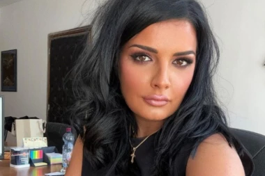 "BLAGO ONOM TVOM IGORU": Milena Popović u kratkoj haljini otkrila noge pa sefijem iz kancelarije zapalila društvene mreže (FOTO)