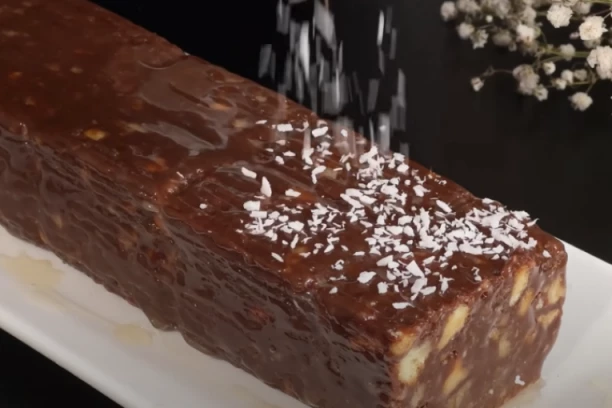 STARI DEZERT SPREMLJEN NA NOVI NAČIN: Čokoladni rolat koji se ne peče od sastojaka koje SIGURNO već imate kod kuće (FOTO)