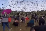 PARE IM BUKVALNO PADALE S NEBA: Glumac i biznismen bacio iz aviona DŽAKOVE NOVCA! Ljudi pogledali ka gore i nastao je STAMPEDO
