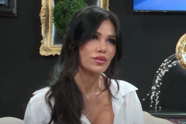 STANIJA OBJAVILA NAJINTIMNIJI SNIMAK MAJKE: Cela nacija ZINULA, mahala joj GOLA i vikala da prestane da snima (FOTO)