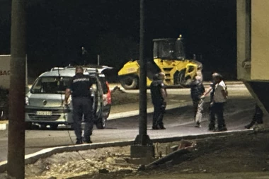 POLICIJA POKUŠALA DA UHAPSI LOPOVA, ON IH VREĐAO IZ NAPUŠTENE KUĆE! Drama u Čačku, razbojnik krade, a onda usledila AKCIJA! (VIDEO)