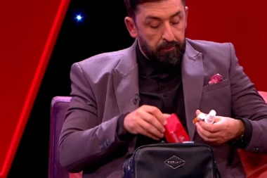 OGNJEN AMIDŽIĆ PRETRESAO PEVAČA U EMISIJI, PA PRONAŠAO ALKOHOL: Niko nije ni slutio šta folker ima u svojoj torbi!