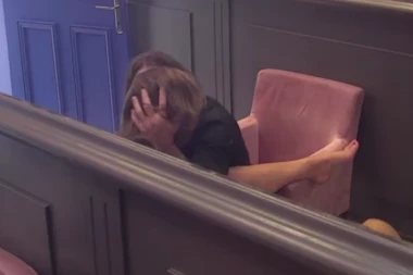 KAMERA UHVATILA KAČAVENDINU AKCIJU: Otišla sa cimerom u ŠTEK, pa ga ZASKOČILA! (FOTO)