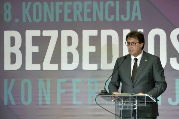 GAŠIĆ POVODOM SPROVOĐENJA SISTEMA ''PRONAĐI ME'': MUP nije imao dilemu oko njegovog uvođenja za obaveštavanje javnosti