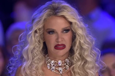 HALJINA KOJA JE PODELILA REGION: Najbogatija pevačica ŠOKIRALA publiku stajlingom - haljina jedva pokrila INTIMNE DELOVE! (FOTO)