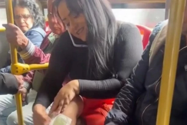 PUTNICI SU SE ZGROZILI: Žena usred autobusa DEPILIRALA NOGE! Kada su je napali zbog toga, usledio je BRUTALAN odgovor