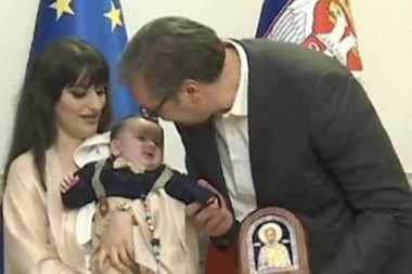 POSEBAN POKLON ZA PREDSEDNIKA! Vučić oduševljen porodicom Janković sa Kosmeta, a naročito najmlađim članovima! (FOTO)