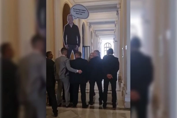 DRAGAN ĐILAS NA KRKAČAMA MARINIKE TEPIĆ POKUŠAVA DA UĐE U SKUPŠTINU! Opozicija uz pratnju svojih tajkunskih medija TOTALNO POLUDELA - obezbeđenje ih OPKOLILO! (VIDEO)