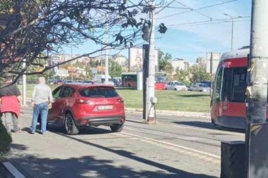 SAZNAJEMO! DOKTOR NESTOROVIĆ IMAO SAOBRAĆAJKU: Udes na Autokomandi (FOTO)
