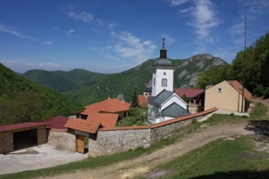OVA SVETINJA KRIJE RUKOPISE KOJI SE TEŠKO DEŠIFRUJU, ZBOG JEDNE STVARI JE POSEBNA! Teško je stradala u ratu, VERA ih je održala!