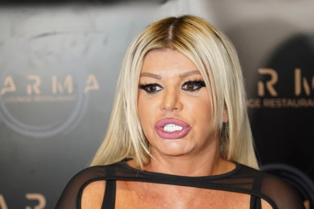 BAHATA DARA SE PARKIRA GDE STIGNE! Komšije moraju da zovu pauka, neki joj buše gume po Novom Sadu! (FOTO)