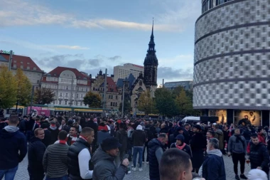 POČELO JE, POČELO! Desant delija na trgu u Nemačkoj! Kada su stigli ONI, usledili su ZVIŽDUCI! (VIDEO)